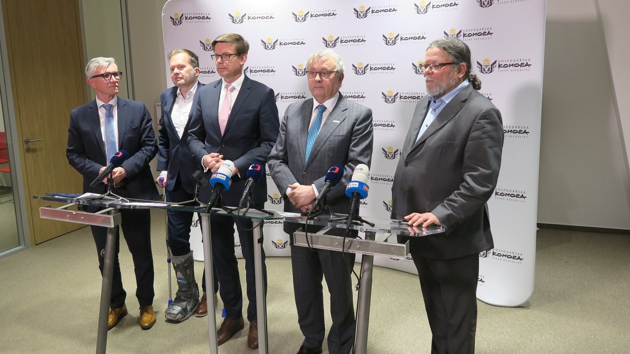 Zleva Zdenìk Zajíèek, Zdenìk Petzel, ministr Martin Kupka, Vladimír Dlouhý a Alexandr Vondra pøi tiskové konferenci k podepsání memoranda o emisní normì Euro 7.