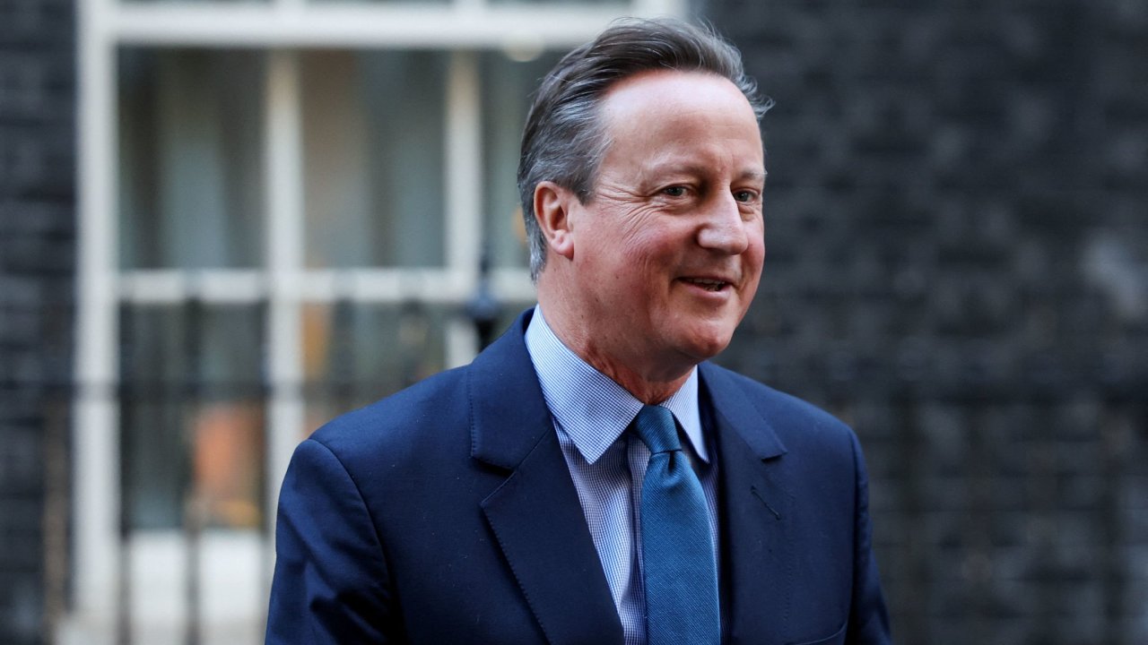 Hele, kdo je zpátky. Bývalý premiér David Cameron je novì britským ministrem zahranièí.