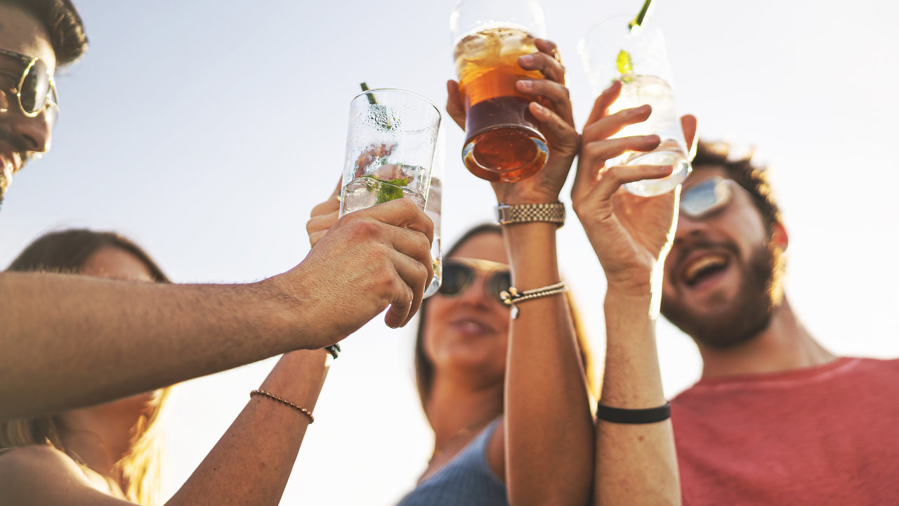 Pijci alkoholu sice usnaj rychleji asp klidnji vprvn polovin noci, ale vjej druh polovin se zase astji bud amaj mn REMspnku.