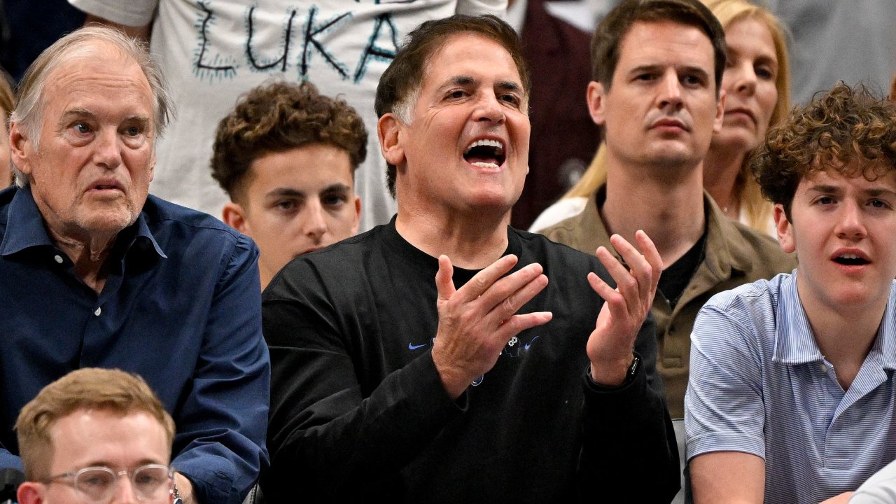 Mark Cuban sleduje v noru 2025 zpas basketbalov NBA v Dallasu.
