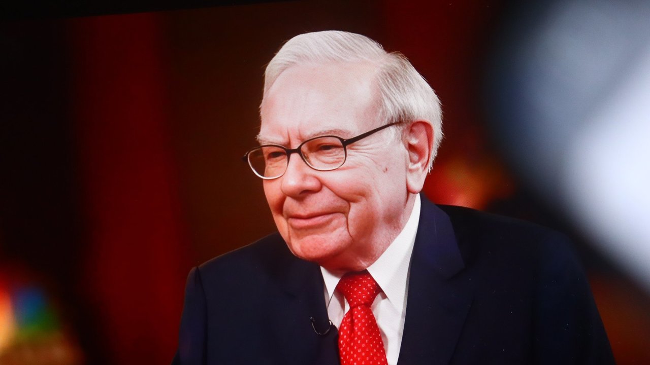Zakladatel Berkshire Warren Buffett se v 94 letech chyst do dchodu. Jet pedtm ale udlal jednu velkou investici.