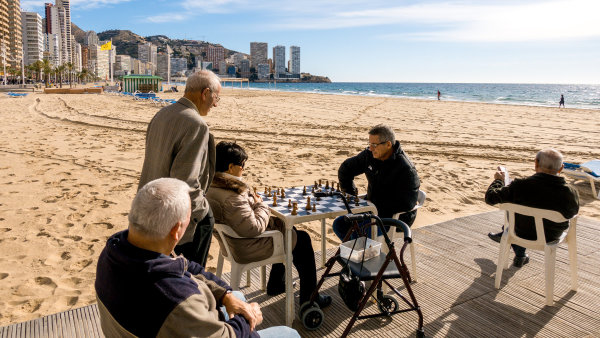 Klidné stáří s důchodem ze zahraničí? Zabijákem jsou daně a různý systém podpor