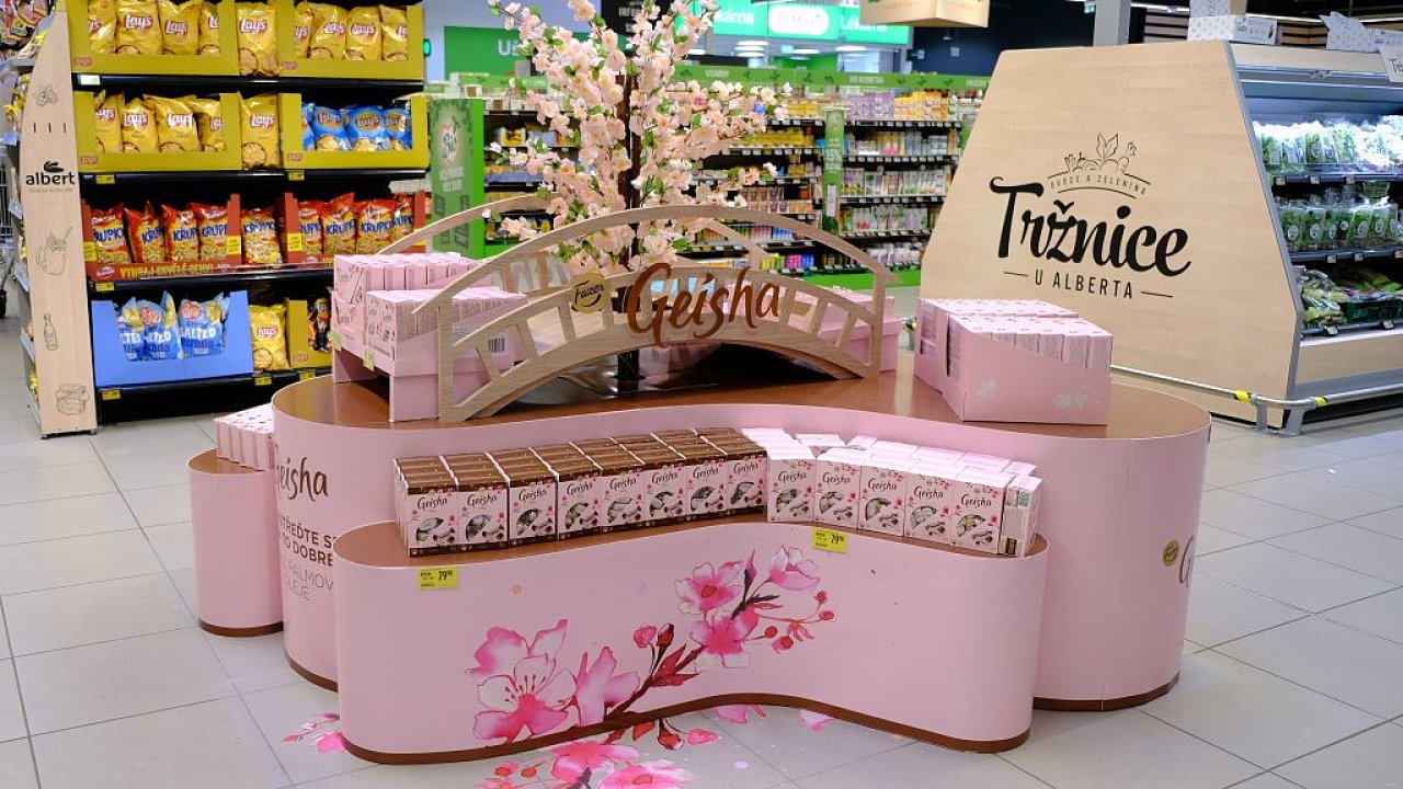 P��klad reklamn� instalace, kterou v hypermarketech d�l� firma POS Media.