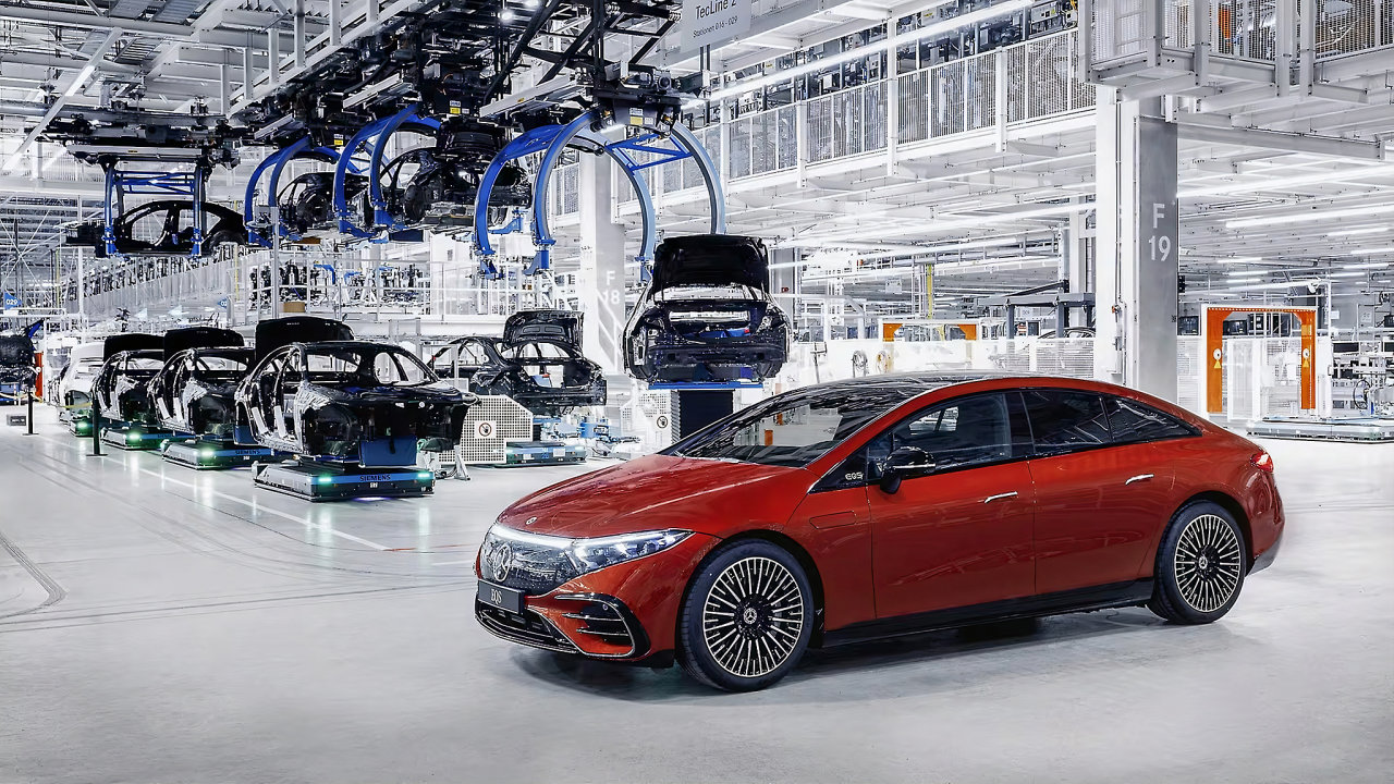 Z�vod automobilky Mercedes-Benz v n�meck�m Sindelfingenu.