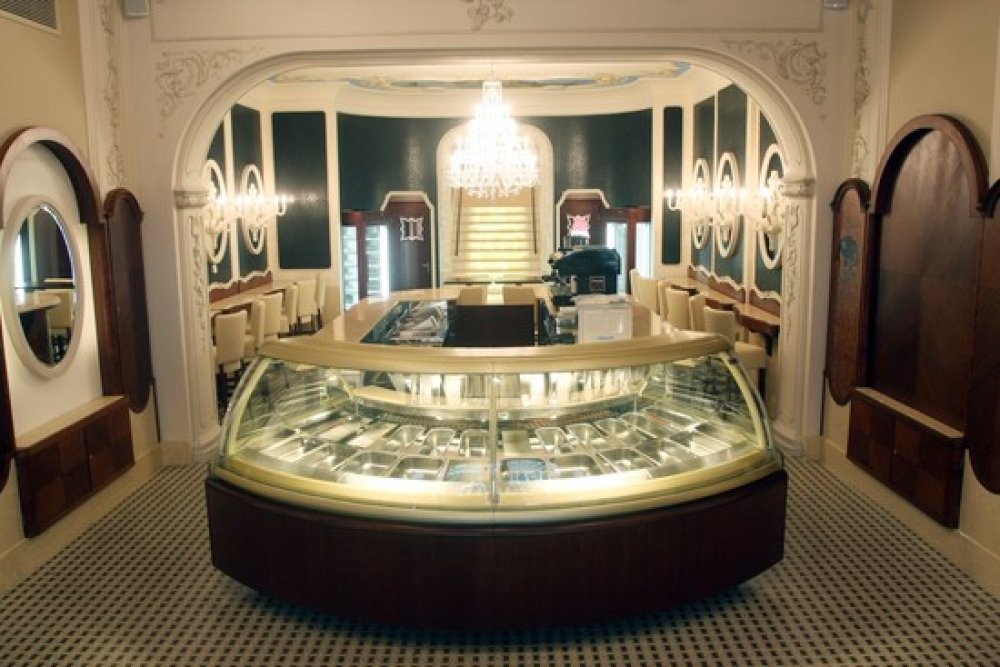 963810831_cukrarna_mysak_01_550x367_.jpg Hosty zde čeká opulentní zmrzlinový bar.
