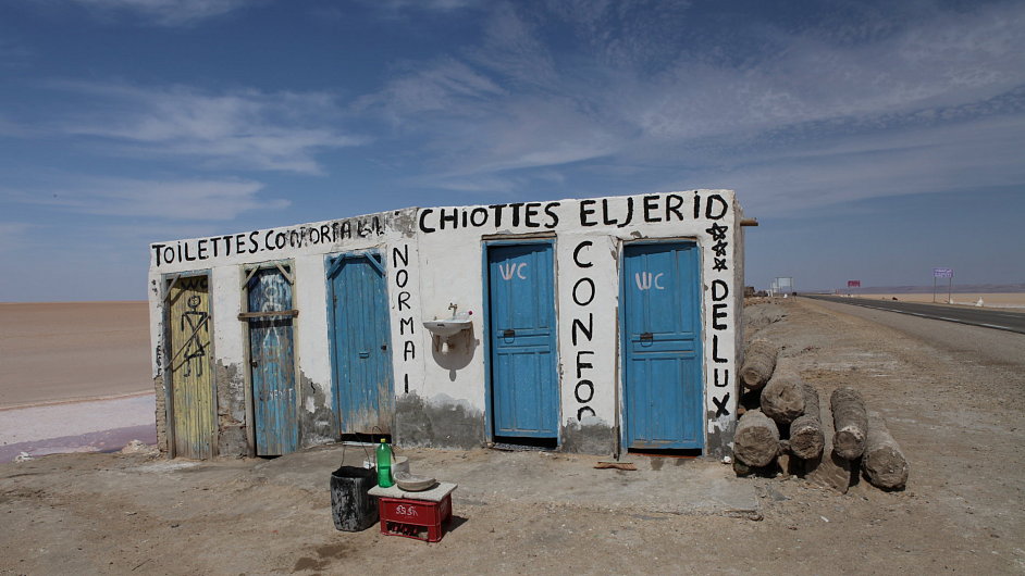 Toaleta u silnice na jihu Tuniska