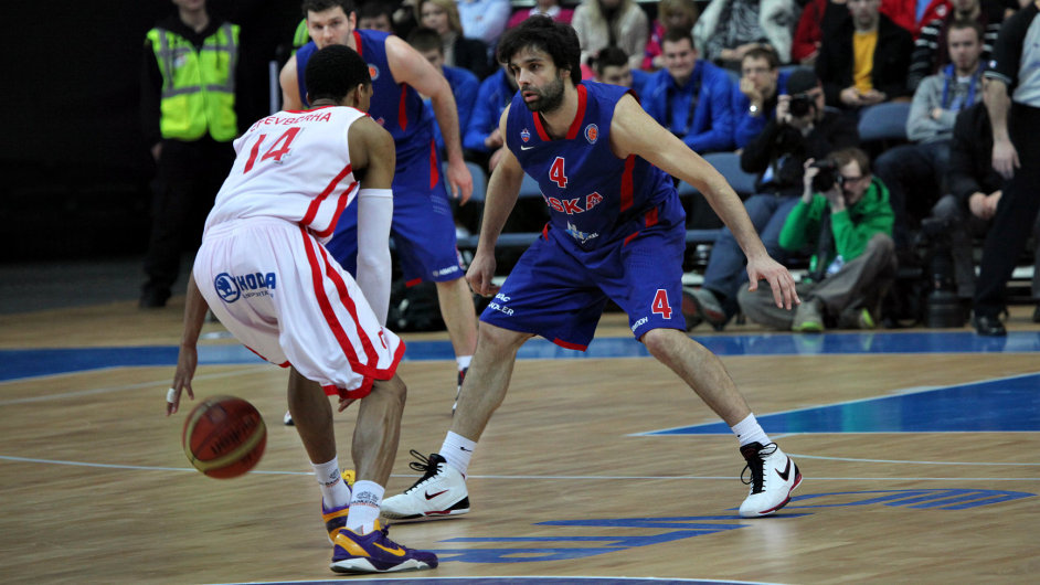 Efevberha z Nymburka (vlevo) proti Teodosiovi z CSKA
