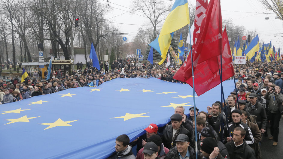 Destky tisc demonstrant pochodovaly centrem Kyjeva s vlajkou Evropsk unie