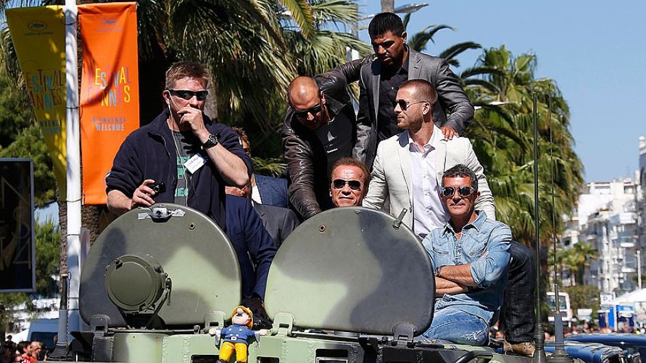 Hvzdy filmu The Expendables 3 do Cannes pijely na tanku.