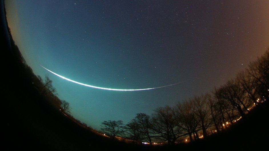Letící meteorit zachycený v úterý 9. prosince hvìzdárnou ve Veselí na Moravì