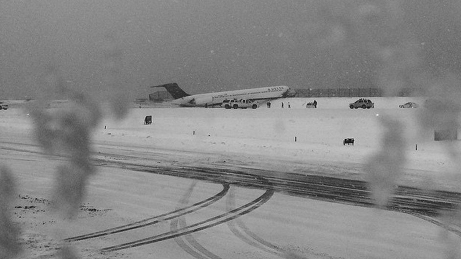 Kvli zimn boui v New Yorku sjelo z drhy letadlo spolenosti Delta.