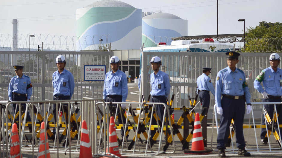 Pes protesty, nebezpe zemtesen, a dokonce monosti vbuchu pilehl sopky, Japonsko po tyech letech od havrie ve Fukuim znovu spustilo jadern reaktor; a to v elektrrn Sendai.