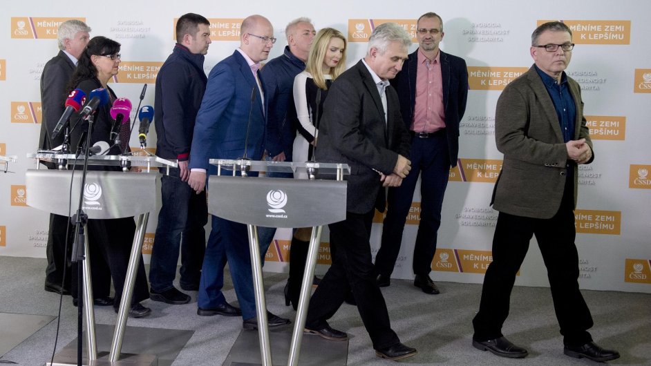 Tiskov konference ve volebnm tbu SSD v Praze, kde pedstavitel strany 15. jna sledovali vsledky voleb do Sentu.