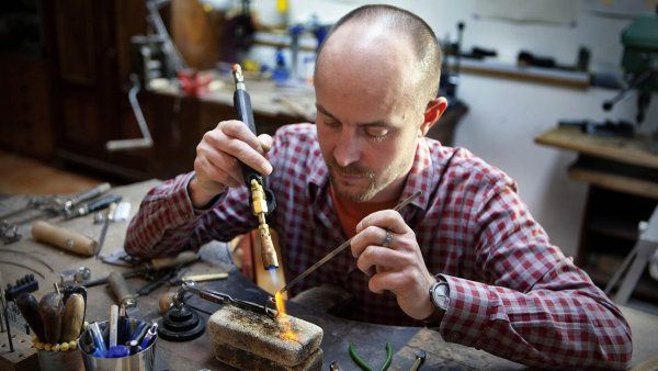 Od klasick&yacute;ch zlatnictv&iacute; se st�edo�esk&yacute; &scaron;perka� odli&scaron;uje osobn&iacute;m p�&iacute;stupem k z&aacute;kazn&iacute;k�m.