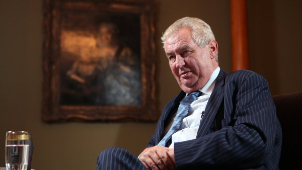 Zeman podepsal protikuřácký zákon.