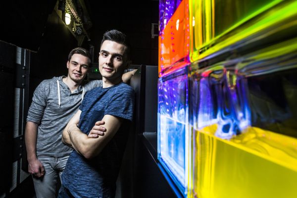 Auto�i projektu ChemLight Denis Havlena (vpravo) a Jakub &Scaron;pa�ek.
