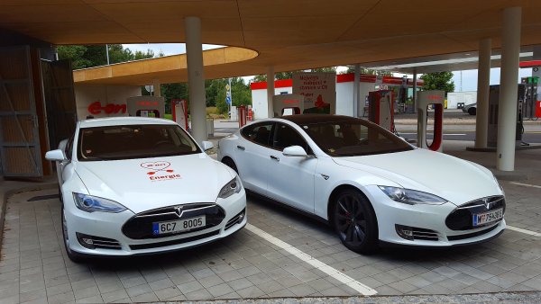 Tesla má v Česku zatím jednu oficiální nabíječku u dálnice D1.