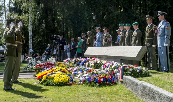 Stovky lid&iacute; si 25. �ervna p�ipomn�ly na m&iacute;st� b&yacute;val&eacute; osady Le�&aacute;ky na Chrudimsku 75. v&yacute;ro�&iacute; jej&iacute;ho vyhlazen&iacute; nacisty. Na p�dorysech dev&iacute;ti dom� s �ulov&yacute;mi n&aacute;hrobky a vytesan&yacute;m k�&iacute;�em uctili pam&aacute;tku pad