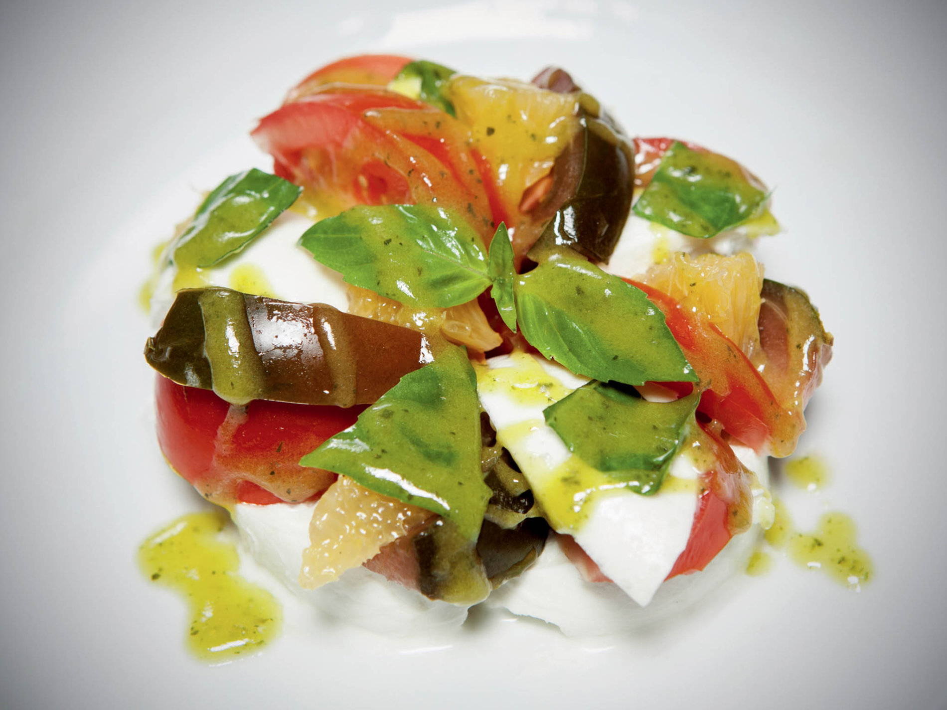 Italské caprese je geniálně jednoduché a ctí národní trikoloru – bazalka, mozzarella a rajčata. (Foto: Matej Slávik) jarvis_599eb8eb498e42eecb8ebb0c.jpeg