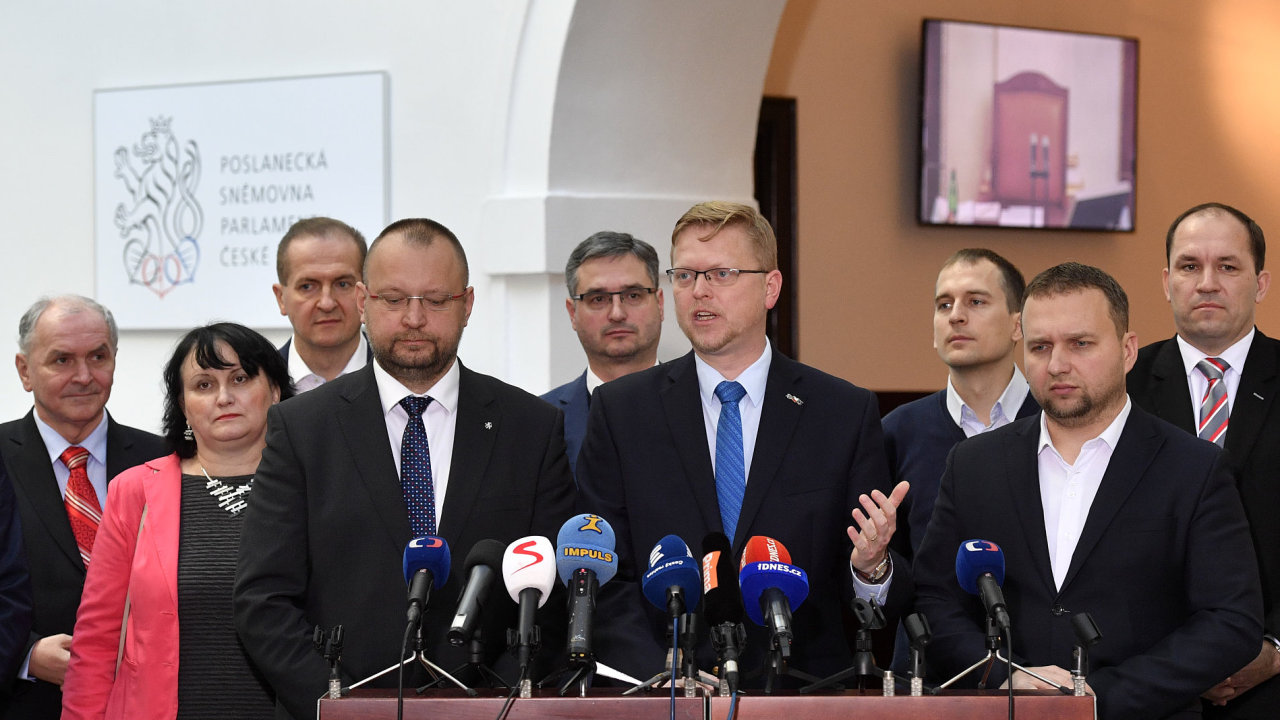 Pedseda KDU-SL Pavel Blobrdek (druh zprava vpedu) se leny poslaneckho klubu na tiskov konferenci.