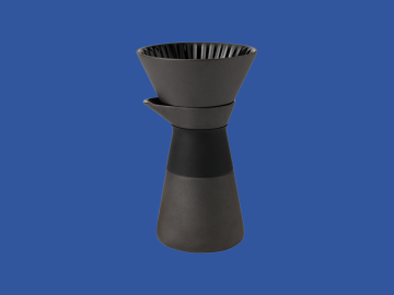 Kávovar pro přípravu překapávané kávy v kameninovém provedení pro značku Stelton navrhl designér Francis Cayouette.