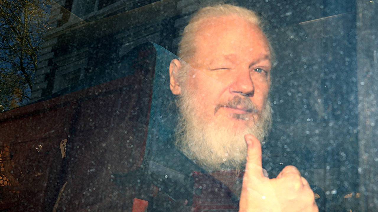 Sedm let na záchodě: Julian Assange žil na ekvádorské ambasádě v Londýně v místnosti, která předtím sloužila jako toaleta. Na snímku je zachycen jeho převoz policejním vozem k soudu.
