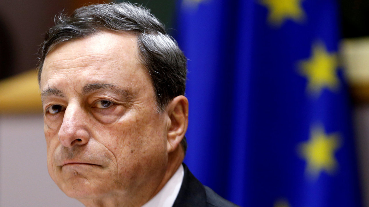 Prezident Evropsk centrln banky Mario Draghi prosazuje uvolnnopu mnovou politiku s clem vrtit se k dvojprocentn inflaci.