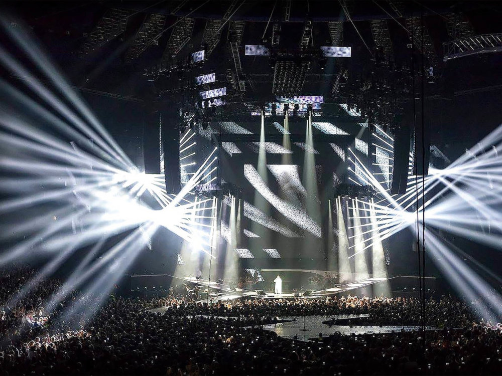 První koncert měl Leoš Mareš v roce 2017 ve Foru Karlín. Měl zůstat jediným, místo toho odstartoval sérii dalších. Minulý rok poprvé vyprodal O2 arenu.