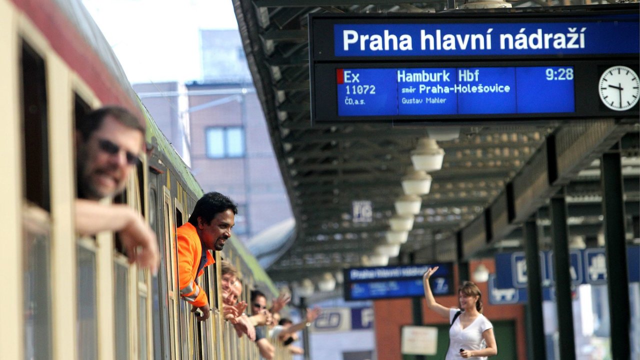 Odjezd vlaku z pražského hlavního nádraží