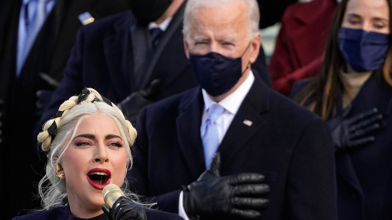 Americkou hymnu zpvala pi steden Bidenov inauguraci Lady Gaga.
