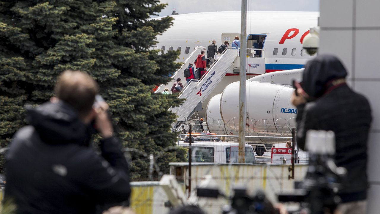 V sobotu na praskm letiti v Ruzyni pistl letoun sttn leteck spolenosti Rossija a odvezl 54 ruskch diplomat do Moskvy. Letadlo se vrtilo pro zbytek diplomat v pondl.