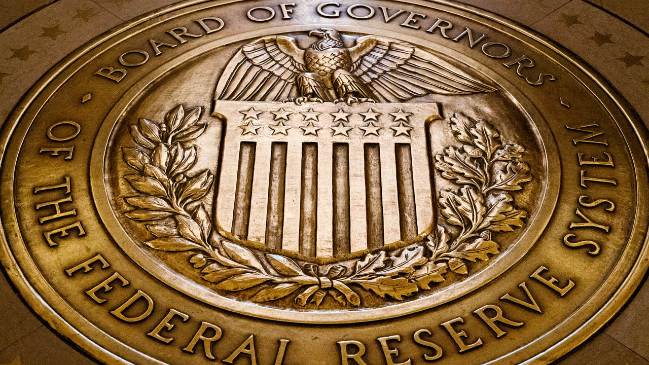 Fed zaèíná omezovat podporu ekonomiky.