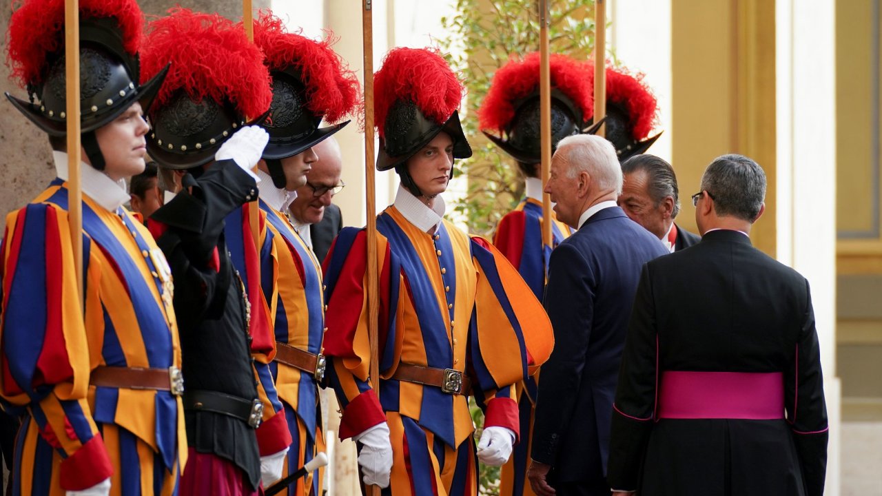 Americk prezident Joe Biden s manelkou Jill dnes navtvili ve Vatiknu papee Frantika.