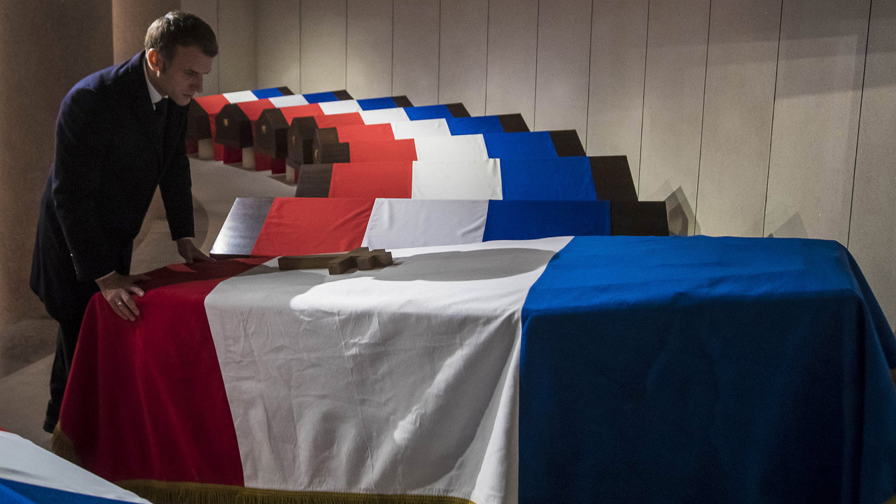 Prezident ajeho okol obnovili francouzskou vlajku zroku 1793 zobdob Nrodnho konventu.