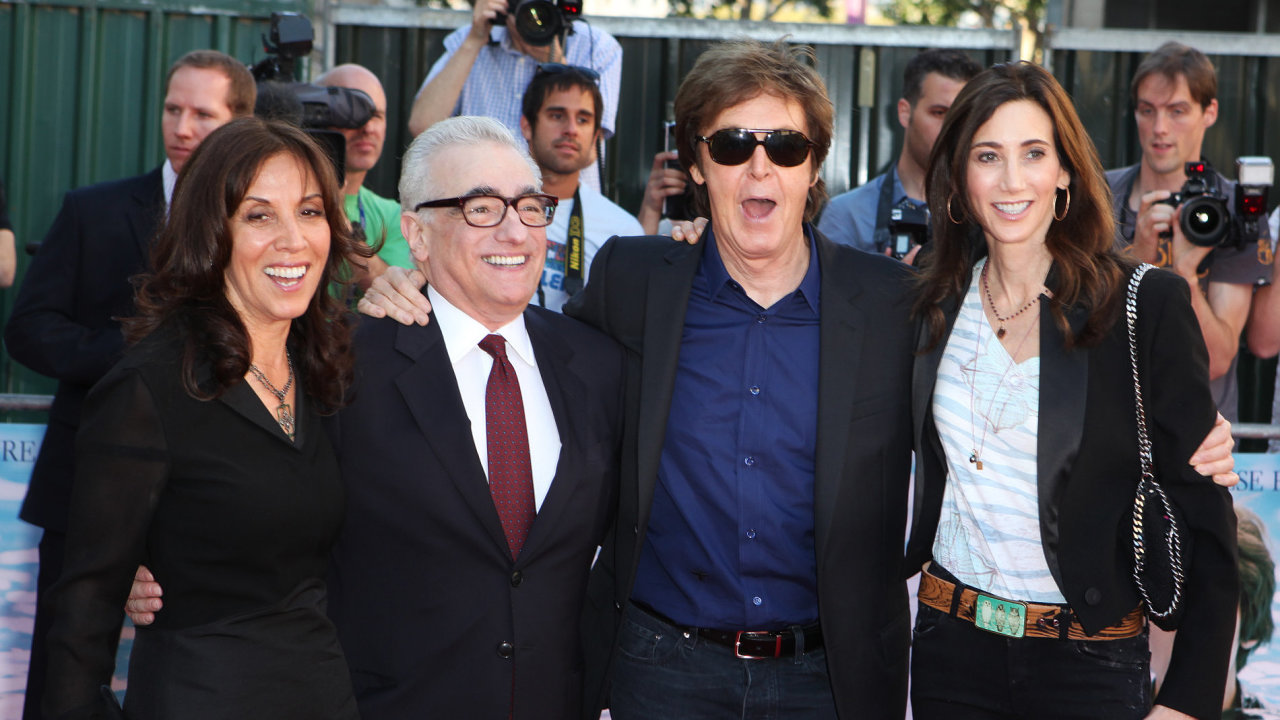 Producentka Olivia Harrisonov, reisr Martin Scorsese, hudebnk Paul McCartney a jeho partnerka Nancy Shevellov pi premie filmu
