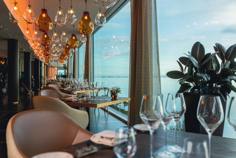 Velkolepý hotel Hilton Costabella na břehu chorvatského města Rijeka