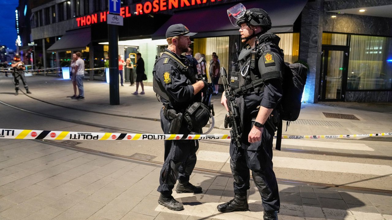 Dva lidé zemøeli pøi støelbì v gay baru v Oslu, podle norské policie šlo o teroristický èin.