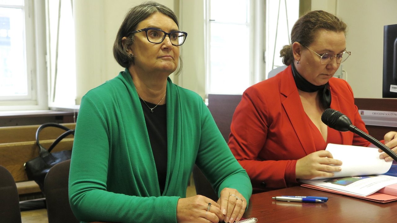 Bývalá øeditelka pražského magistrátu Martina Dìvìrová (vlevo) spolu s advokátkou Alenou Žežulkovu pøed soudem, kde se brání proti svému odvolání z funkce.