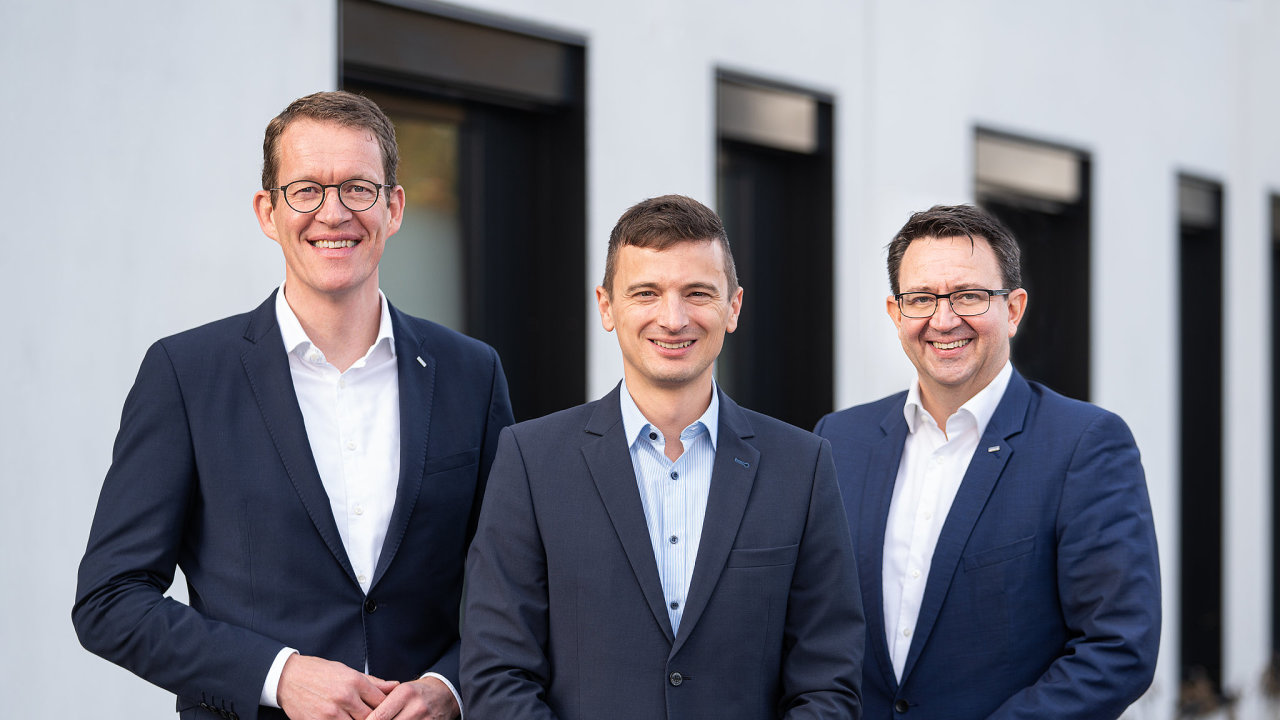 Zleva: Burkhard Eling, CEO skupiny Dachser, Markus Lechner, generální øeditel kasasi a Stefan Hohm, chief development officer a èlen pøedstavenstva skupiny Dachser.