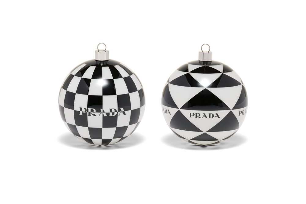 Prada ozdoba Čtyři skleněné ozdoby o průměru 10 cm, zavírání na kovový háček, cena 10 400 Kč, prodává: Prada.com