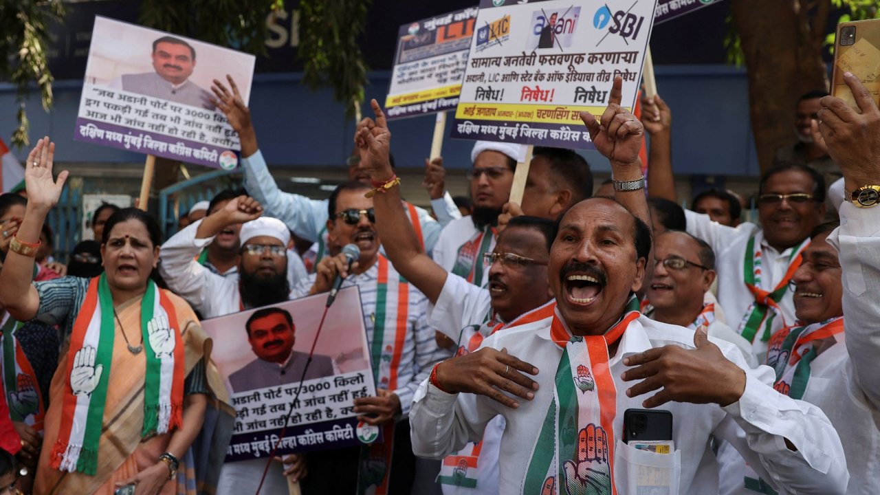 Stovky èlenù hlavní opozièní strany Indický národní kongres protestovaly proti Adanimu.