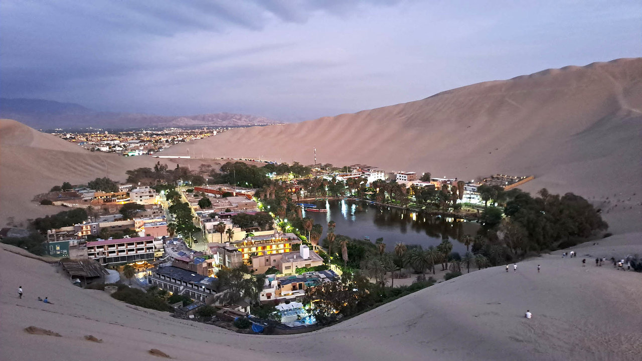Poutn oza Huacachina. Okoln duny lkaj naadrenalinov projky asandboarding.