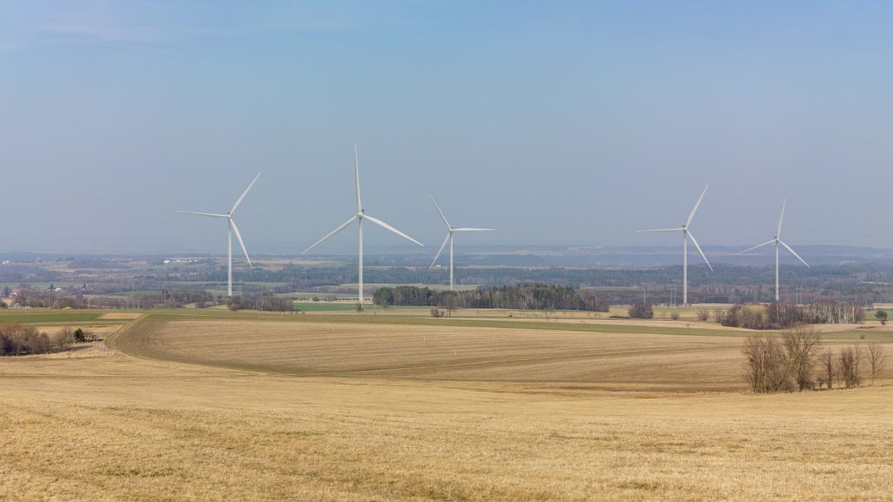 Vizualizace podoby pti novch vtrnch elektrren u Vojtchova v Pardubickm kraji.
