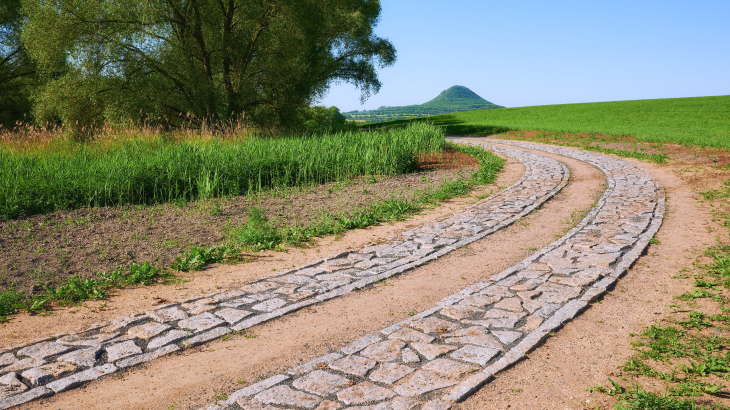 Poln cesta spojujc Kozly a Chrmce