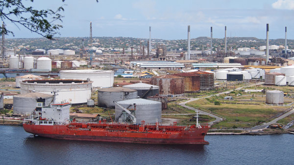 Modrý likér Curacao i spojka pro Evropu. Jak teď ostrov v Karibiku „proslavil“ světový fotbal a venezuelská ropa