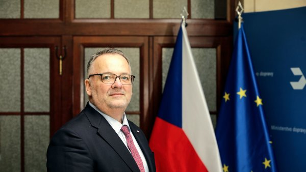 Za přetížené kamiony může i drahá železnice. Musíme vrátit zboží na koleje, říká Bednárik. Už požádal o české občanství