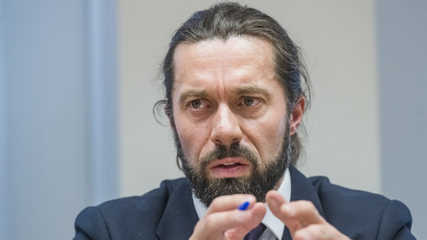 Nový ředitel VZP představil své plány: Za očkování nabídneme třeba masáž nebo saunu a na úroveň nemocnic se zeptáme pacientů