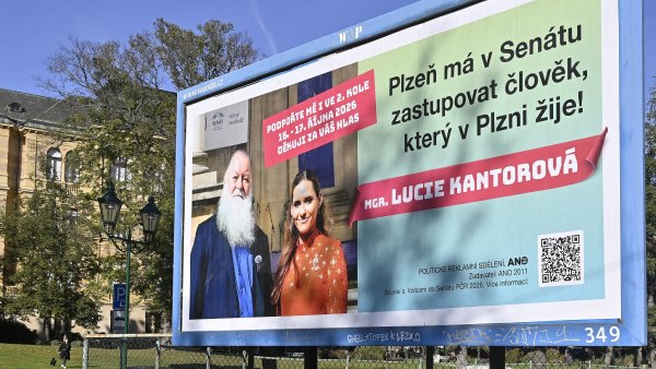 Volebn� billboard, na n�m� je fotografie kon��c�ho sen�tora za ODS Lum�ra...
